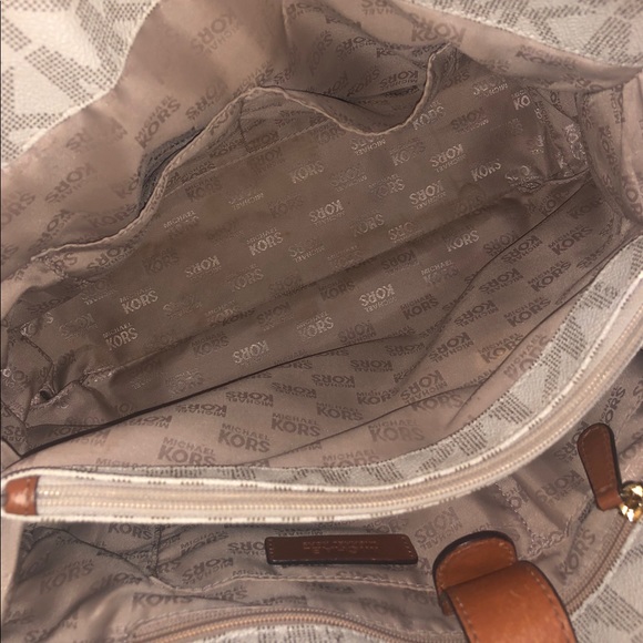 Authentic MK Hamilton Traveler - Picture 4 of 8